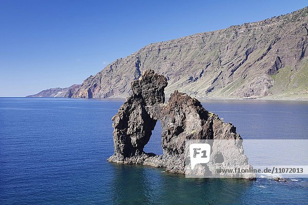 Bucht von Las Playas mit dem Felsbogen Roque de Bonanza  El Hierro  Kanarische Inseln  Spanien  Europa