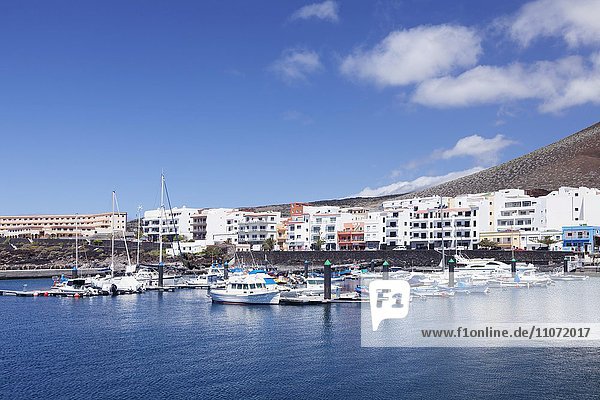 Hafen von La Restinga  hinten Vulkan Orchilla  El Hierro  Kanarische Inseln  Spanien  Europa