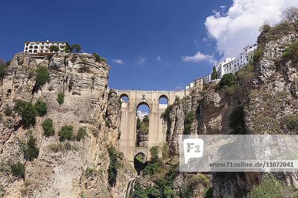 Brücke Puente Nuevo über der Schlucht des Rio Guadalevin  Ronda  Andalusien  Spanien  Europa