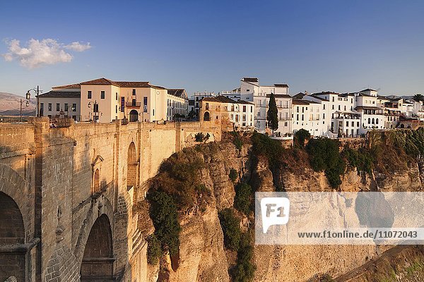 Brücke Puente Nuevo und die Altstadt im Abendlicht  Ronda  Andalusien  Spanien  Europa