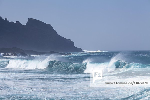 Stürmisches Meer und hohe Wellen an der Küste von la Fajana  La Palma  Kanarische Inseln  Spanien  Europa