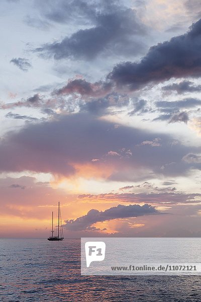 Segelboot bei Sonnenuntergang  vor Teneriffa  Kanarische Inseln  Spanien  Europa