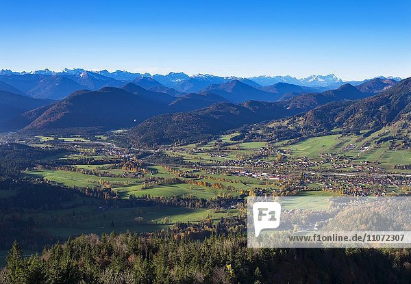Blick vom Geierstein über Isartal mit Fleck und Wegscheid bei Lenggries  Isarwinkel  Oberbayern  Bayern  Deutschland  Europa