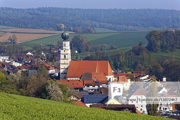 Kößlarn mit Wehrkirche  Rottal  Niederbayern  Bayern  Deutschland  Europa
