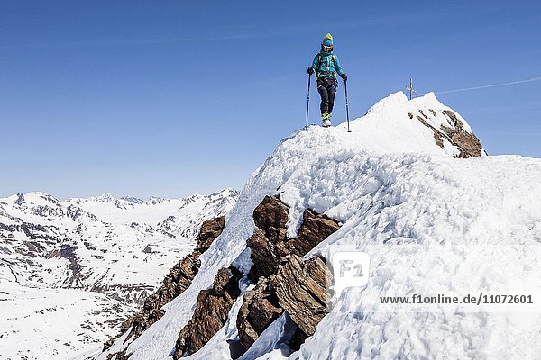 Bergsteiger beim Abstieg vom Gipfelgrat der Finailspitze am Schnalstaler Gletscher  mit Schnee  Schnalstal  Meraner Land  Ötztaler Alpen  Südtirol  Trentino-Südtirol  Italien  Europa