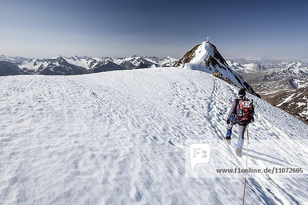 Bergsteiger beim Aufstieg am Gipfelgrat auf die Wildspitze  Nordostgrat  Venter Tal  Vent  Sölden  Ötztal  Ötztaler Alpen  Tirol  Österreich  Europa