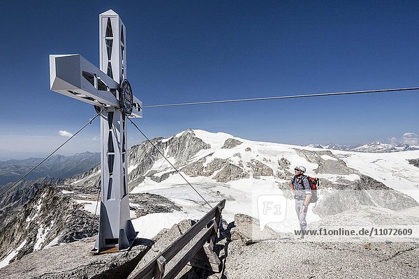 Bergsteiger auf dem Gipfel der Westliche Floitenspitz  hinten der Schwarzenstein  Ahrntal  Zillertaler Alpen  Südtirol  Trentino-Südtirol  Italien  Europa