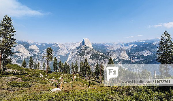 Ausblick ins Yosemite Valley  Half Dome  Yosemite Nationalpark  Kalifornien  USA  Nordamerika