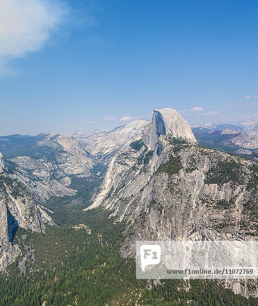 Ausblick vom Glacier Point ins Yosemite Valley mit Half Dome  Yosemite Nationalpark  Kalifornien  USA  Nordamerika