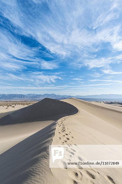 Mesquite Flat Sand Dunes  Sanddünen  hinten Ausläufer der Amargosa-Range Bergkette  Death Valley  Death-Valley-Nationalpark  Kalifornien  USA  Nordamerika