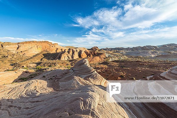 The Fire Wave  hinten Felsformation Sleeping Lizard  Valley of Fire State Park  Nevada  USA  Nordamerika