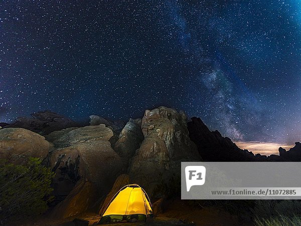 Zelt auf Campingplatz mit Sternenhimmel und Milchstraße  Nachtaufnahme  wildrose campground  Death Valley Nationalpark  Kalifornien  USA  Nordamerika