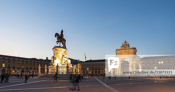 Arco da Vitoria  equestrian statue of King Joseph I at Praça do Comércio  dusk  Lisbon  Portugal  Europe