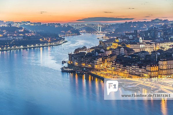 Ausblick über Porto mit Fluss Rio Douro  Abenddämmerung  Porto  Portugal  Europa