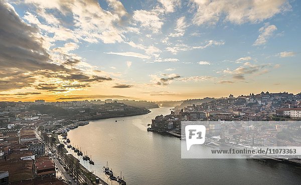 Ausblick über Porto mit Fluss Rio Douro  Sonnenuntergang  Porto  Portugal  Europa