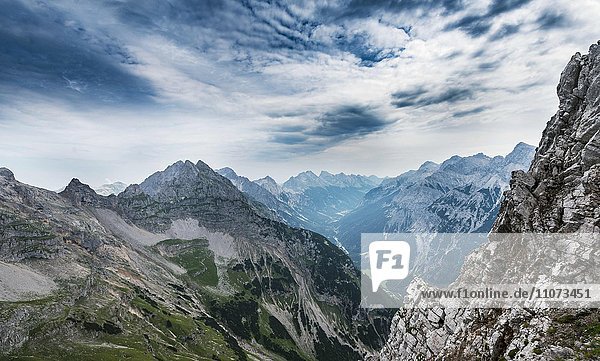 Karwendelgebirge mit Ausblick in das Hinterautal  Alpen  Mittenwald  Deutschland  Europa