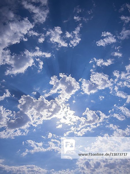 Himmel mit Wolken und Sonnenstrahlen  Namibia  Afrika