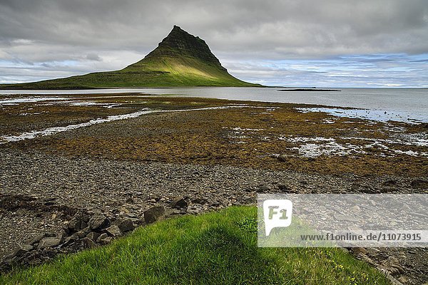 Berg Kirkjufell  Grundarfjördur  Halbinsel Snaefellsnes  Island  Europa
