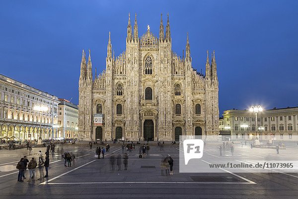 Domplatz Mailand  Piazza del Duomo bei Dämmerung mit Mailänder Dom  Mailand  Italien  Europa