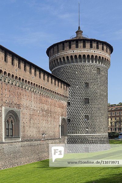 Wehrturm und Außenmauer von Kastell oder Schloss Castello Sfornisco  Piazza Castello  Mailand  Italien  Europa