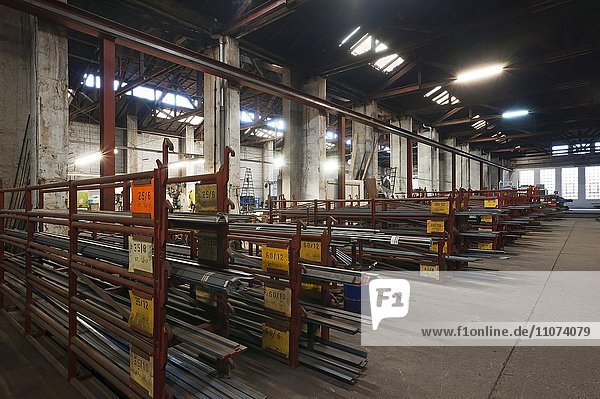 Stahllager mit dem stangenförmigen Rohmaterial  Landmaschinenbau  Mittelfranken  Bayern  Deutschland  Europa