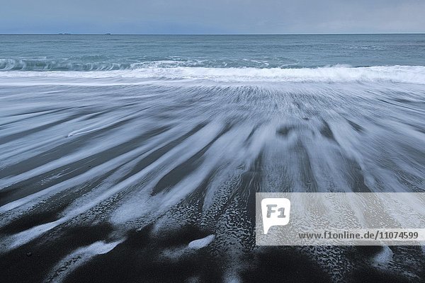Wellen am Strand von Jökulsárlón  Island  Europa