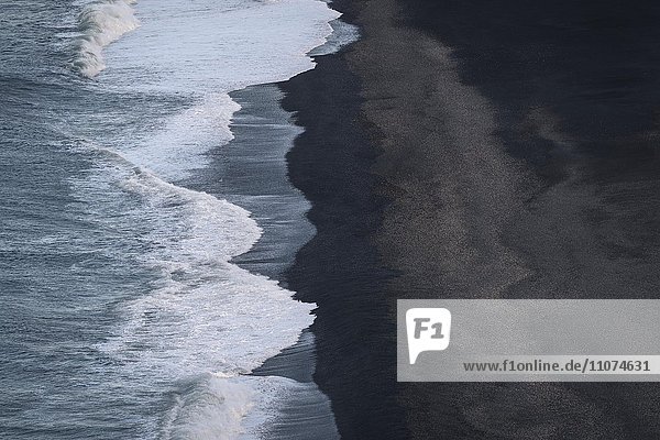 Wellen  Wellensaum  schwarzer Strand  Lavastrand Dyrhólafjara  Dyrhólaey  Island  Europa