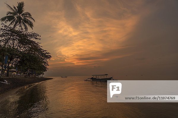 Sonnenuntergang am Strand Lovina Beach  Lovina  Bali  Indonesien  Asien