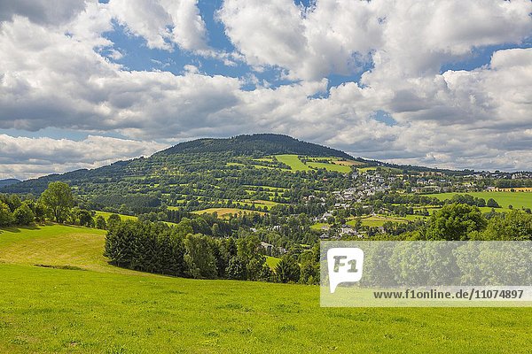 Blick auf den Pöhlberg  Geyersdorf und die typische Steinrückenlandschaft  Annaberg-Buchholz  Erzgebirge  Sachsen  Deutschland  Europa