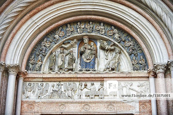 Portal des romanischen Baptisterium  Parma  Emilia Romagna  Italien  Europa