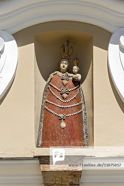 Marienfigur am Portal der Klosterkirche Maria Verkündigung  Kloster Reutberg  Isarwinkel  Sachsenkam  Oberbayern  Bayern  Deutschland  Europa