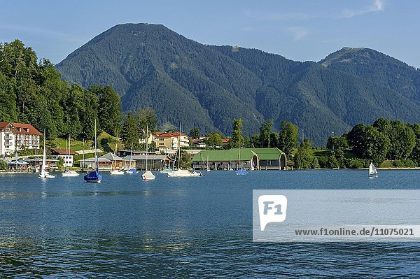 Tegernsee with sailboats and boat cabins  city Tegernsee  mountains Wallberg and Setzberg in Mangfall mountains  Bavarian Prealps  Upper Bavaria  Bavaria  Germany  Europe
