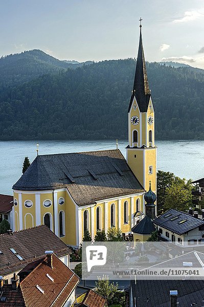 Kirche St. Sixtus mit Ausblick auf See  Markt Schliersee  Schlierseer Berge  Mangfallgebirge  Bayerische Voralpen  Oberbayern  Bayern  Deutschland  Europa