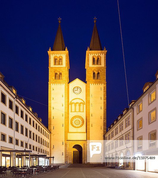 Romanischer Dom St. Kilian bei Nacht  Würzburg  Unterfranken  Bayern  Deutschland  Europa