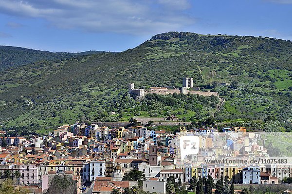 Stadtansicht mit Burg Castello Malaspina  Bosa  Sardinien  Italien  Europa