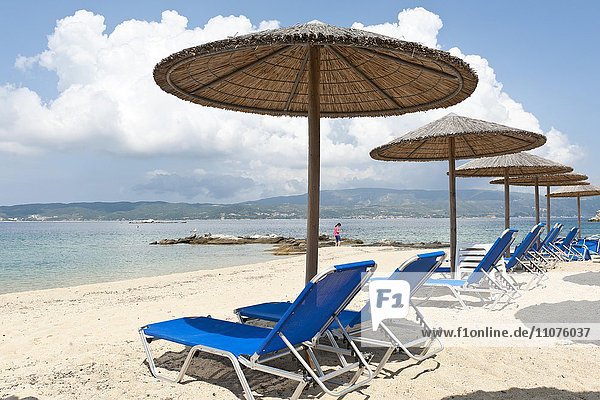 Sonnenschirme und leere Liegestühle am Sandstrand  Insel Amouliani oder Ammouliani  Stagira-Akanthos  Chalkidiki  Griechenland  Europa