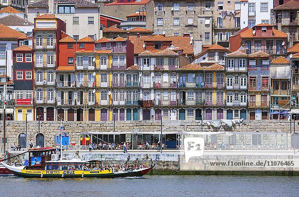 Häuserfront in Porto am Fluss Douro  Flussufer  Porto  Portugal  Europa