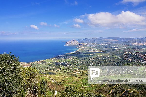 Blick auf die Küste von Trapani und Monte Cofano  von Erice gesehen  Trapani Provinz  Sizilien  Italien  Europa