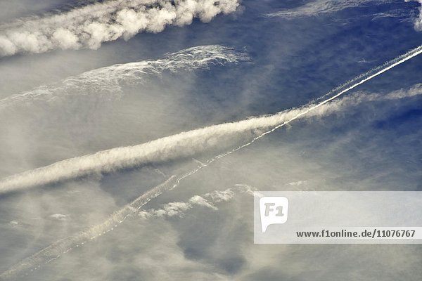 Kondensstreifen von Düsenflugzeugen am blauen Himmel  Deutschland  Europa