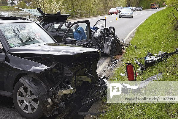 Autowracks bei Verkehrsunfall  Bundesstrasse 416  bei Winningen  Rheinland-Pfalz  Deutschland  Europa