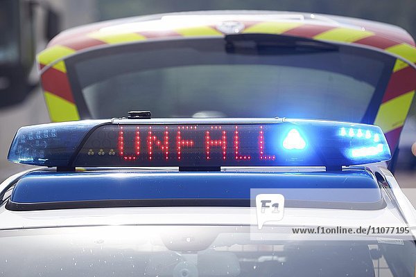 Leuchtschrift Unfall auf einem Streifenwagen der Autobahnpolizei auf der Autobahn  Koblenz  Rheinland-Pfalz  Deutschland  Europa