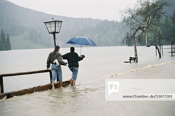 Hochwasser mit überschwemmter Uferpromenade  Spitzingsee  Oberbayern  Bayern  Deutschland  Europa