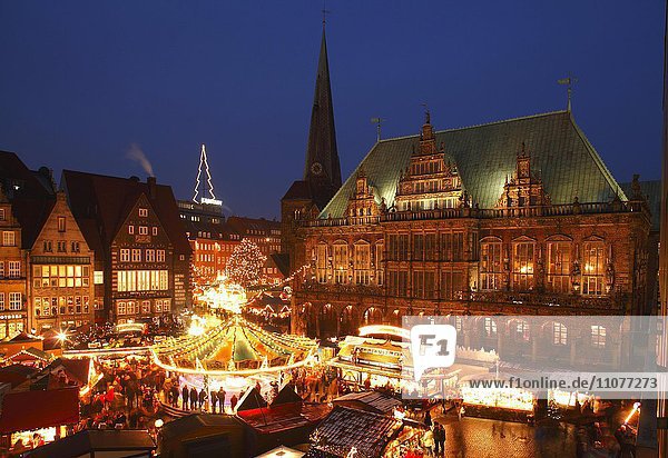 Altes Rathaus und Weihnachtsmarkt am Marktplatz bei Abenddämmerung  Bremen  Deutschland  Europa