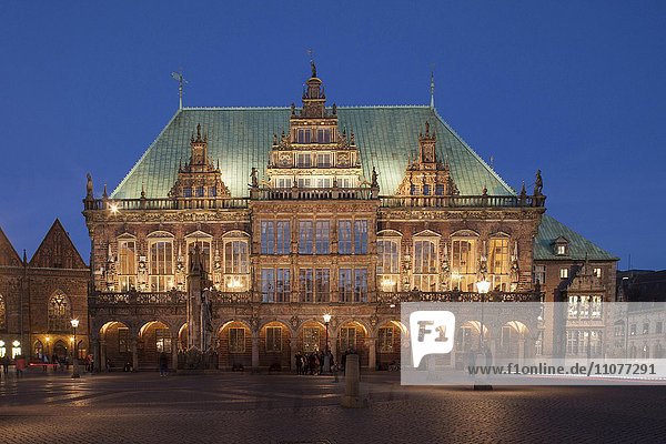 Altes Rathaus und Marktplatz bei Abenddämmerung  Bremen  Deutschland  Europa