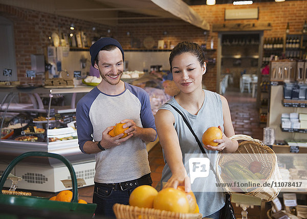 Paarkauf für Orangen auf dem Markt