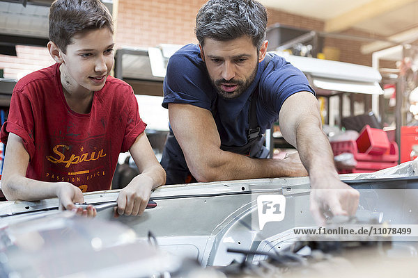 Vater und Sohn reparieren Automotor