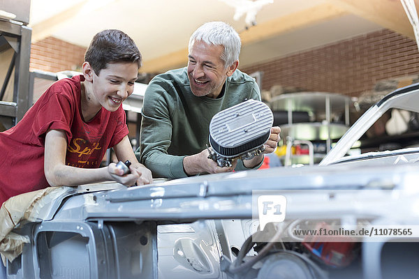 Vater und Sohn beim Umbau des Automotors