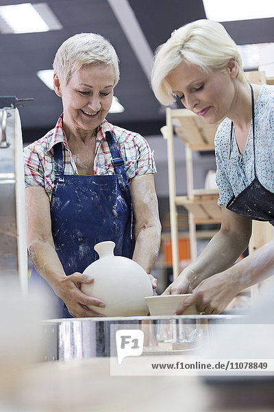 Frauen beim Töpfern im Ofen im Atelier