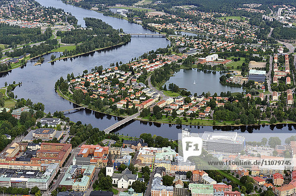 Luftaufnahme von Stadt und Fluss