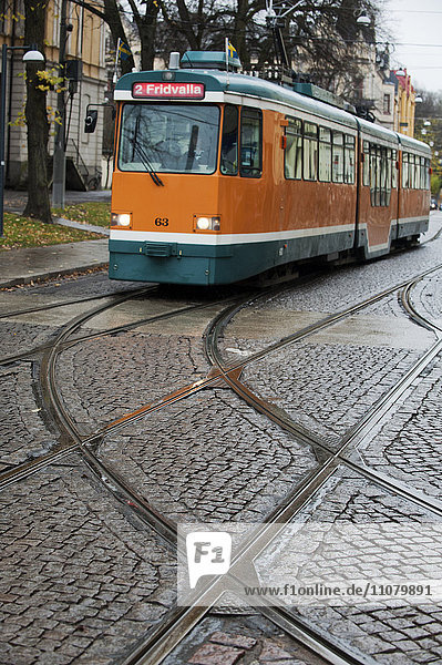 Straßenbahn in der Kopfsteinpflasterstraße